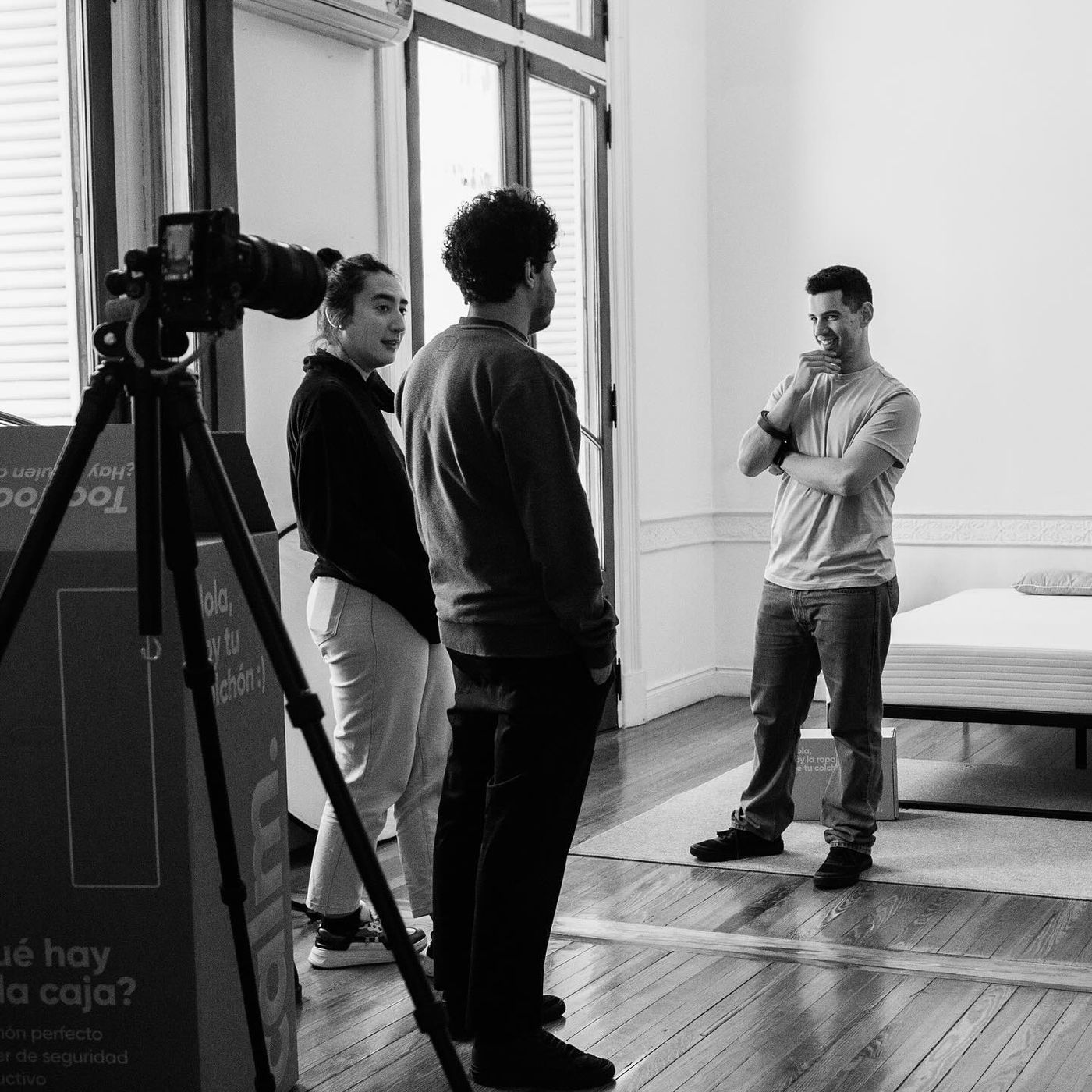 Trípode y cámara en el set de Calm