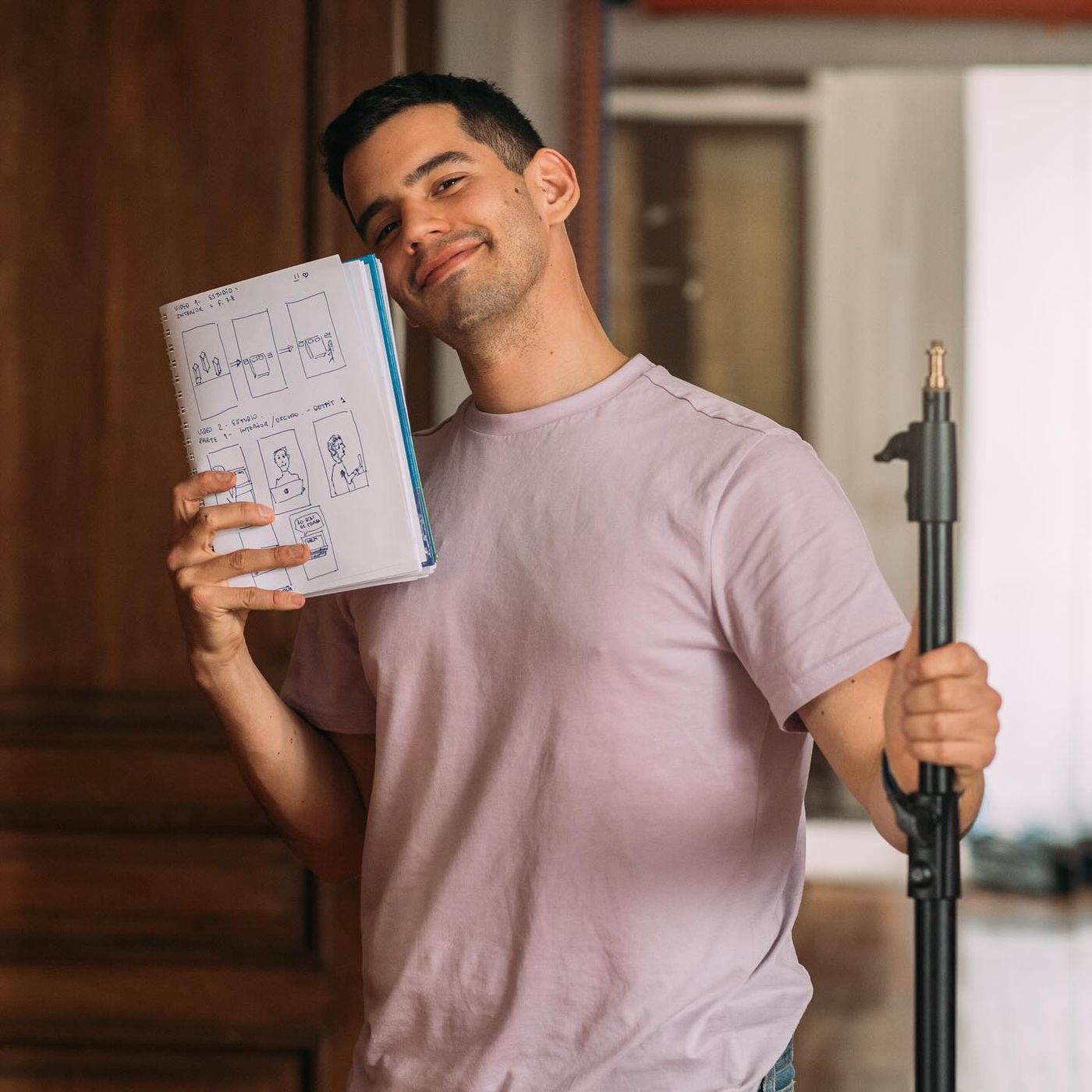 Storyboard en mano durante el rodaje de Calm